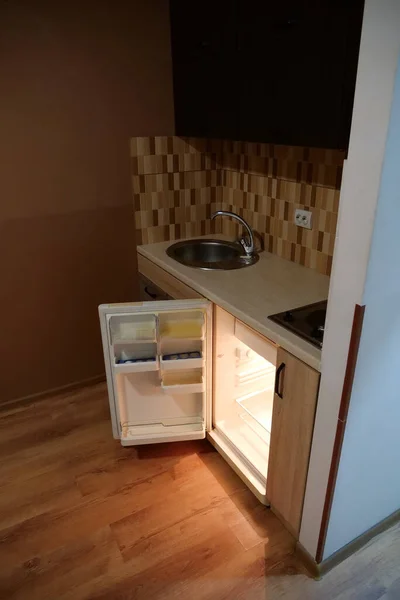 Mini Nevera Vacía Incorporada Con Puerta Abierta Cocina — Foto de Stock