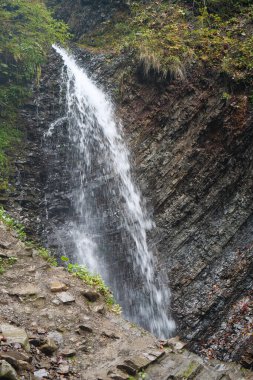 Zhenetskyi Huk şelalesi ya da Huk şelalesi, Zhenets nehri, Karpatlar Ulusal Parkı, Gorgany dağ sırtı, batı Ukrayna