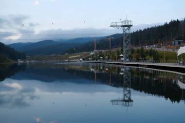 Bukovel 'deki güzel göl - Karpat Dağları' ndaki köy ve en büyük kayak merkezi, Nadvirna bölgesi, Ivano-Frankivsk bölgesi, batı Ukrayna