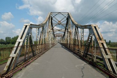 Batı Ukrayna 'nın Galich veya Halych kentindeki Dinyester Nehri' ndeki eski metal köprü.