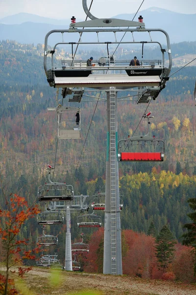 BUKOVEL, UKRAINE, 13 EKİM 2022: Bukovel 'deki kayak asansörleri - batı Ukrayna' daki Karpat dağlarındaki en büyük kayak merkezi