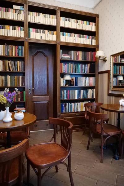 Κολομυια Ουκρανια Αυγουστου 2022 Εσωτερικό Καφενείου Τραπέζια Καρέκλες Και Βιβλιοθήκες — Φωτογραφία Αρχείου