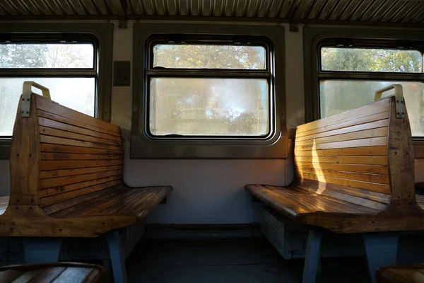 Eski Boş Tren Vagonu Banliyö Treninin Boş Vagonunda Tahta Koltuklar — Stok fotoğraf