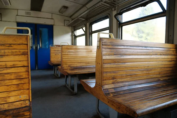 열차의 객차에 의자들 — 스톡 사진