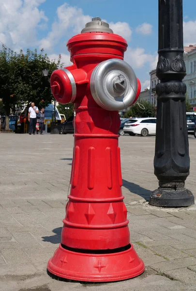 城市街道上站着红色消防栓 — 图库照片
