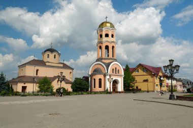 HALYCH, UKRAINE, 20 AĞUSTOS 2022: İsa 'nın Doğuşu Kilisesi yakınlarındaki insanlar, 14-15 yüzyıl Ukrayna' nın batısındaki Halych kasabasında