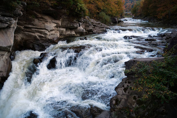 Прекрасный мощный водопад. Пробийский водопад и река Прут в городе Яремче, Западная Украина