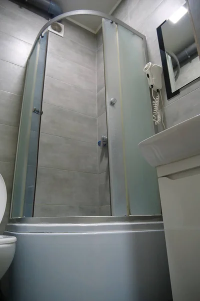 Interior Casa Banho Com Vaso Sanitário Branco Com Tampa Aberta — Fotografia de Stock