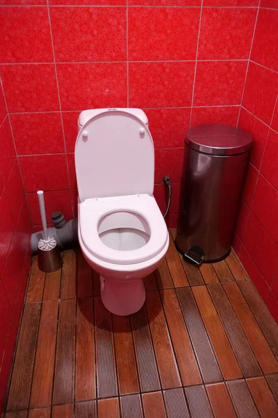 Toalettrumsinteriör Med Vit Toalettskål Med Öppet Lock Metallisk Papperskorg Toalettborste — Stockfoto