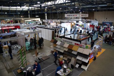 KYIV, UKRAINE, 10 Mart 2023: Uluslararası İnşaat Fuarı Inter Build Expo ve uluslararası mobilya forumu KIFF 'deki insanlar Ukrayna' nın başkenti Kyiv 'deki ana uluslararası sergi merkezinde