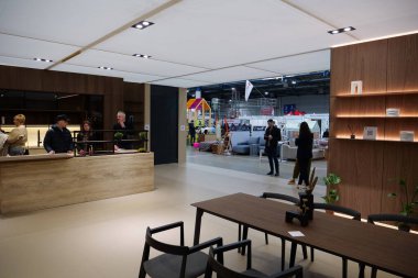 KYIV, UKRAINE, 10 Mart 2023: Uluslararası İnşaat Fuarı Inter Build Expo ve uluslararası mobilya forumu KIFF 'deki insanlar Ukrayna' nın başkenti Kyiv 'deki ana uluslararası sergi merkezinde