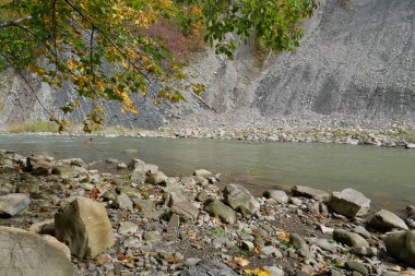Prut nehri ve dağ, Yaremche, Ukrayna 'da katlanır. Yaremche kıvrımları olarak bilinir. Avrupa' nın en büyük Stryi oluşumu. Burada bu oluşumun kayaları katlanmış ve kusurlu, gotik ya da simgesel tiplerdir.