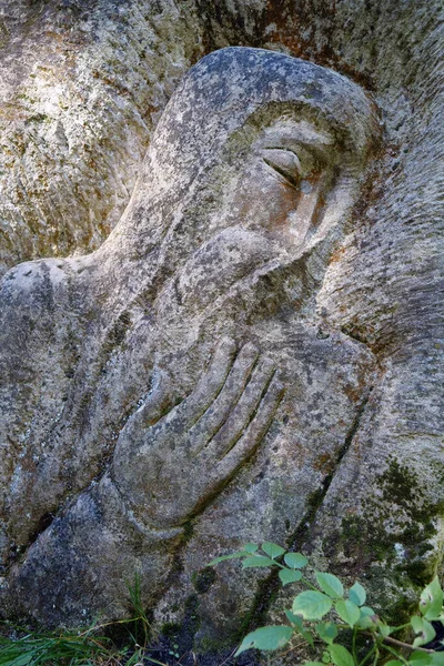 Yaremche Carpathan Mountains Ukraine 2022年10月6日 ドブッシュ トレイル入口の石に刻まれた彫刻 ダブッシュパス 木の多い山の斜面を通るルートは 岩塊まで上昇します — ストック写真
