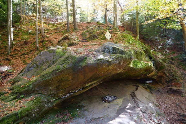 Abençoada Pedra Fonte Sagrada Floresta Perto Manyava Skete Oeste Ucrânia — Fotografia de Stock