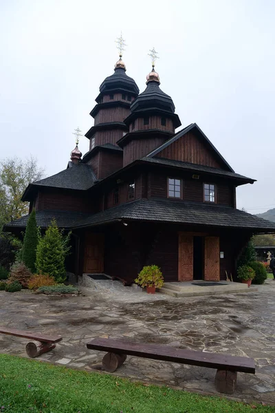 선지자 일리야 교회는 우크라이나 서부의 카르파티아 산맥의 십자가 모양으로 양식으로 — 스톡 사진