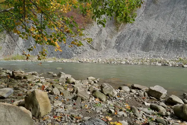 Prut nehri ve dağ, Yaremche, Ukrayna 'da katlanır. Yaremche kıvrımları olarak bilinir. Avrupa' nın en büyük Stryi oluşumu. Burada bu oluşumun kayaları katlanmış ve kusurlu, gotik ya da simgesel tiplerdir.