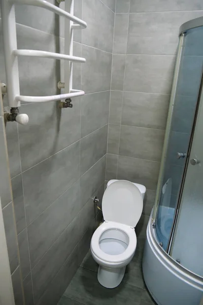 Interior Casa Banho Com Vaso Sanitário Branco Toalheiro Aquecido Cabine — Fotografia de Stock