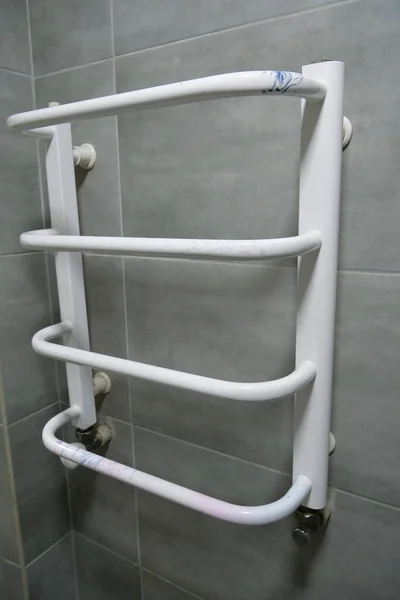 Beheizter Handtuchhalter Badezimmer — Stockfoto