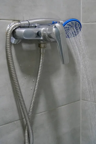Zuhanyozni Zuhanyozz Reggeli Zuhany Zuhanyozásból Származó Tiszta Víz — Stock Fotó