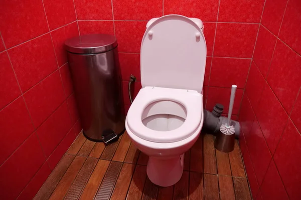 Інтер Туалетної Кімнати Білою Унітазом Відкритою Кришкою Металевим Сміттям Щіткою — стокове фото