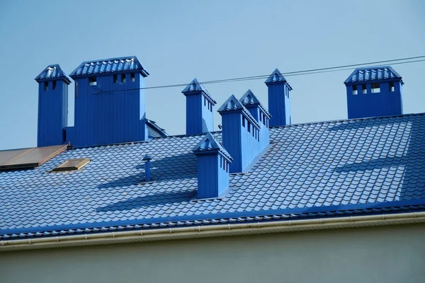 带瓷砖和通风管的建筑物蓝色屋顶 — 图库照片