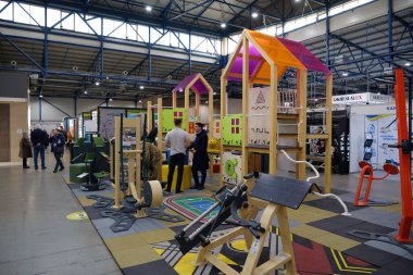 KYIV, UKRAINE, 10 Mart 2023: Uluslararası İnşaat Fuarı Inter Build Expo ve uluslararası mobilya forumu KIFF 'deki insanlar Ukrayna' nın başkenti Kyiv 'deki ana uluslararası sergi merkezinde