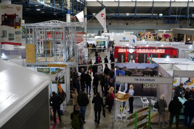 KYIV, UKRAINE, 10 Mart 2023: Uluslararası İnşaat Fuarı Inter Build Expo ve uluslararası mobilya forumu KIFF 'deki insanlar Ukrayna' nın başkenti Kyiv 'deki ana uluslararası sergi merkezinde
