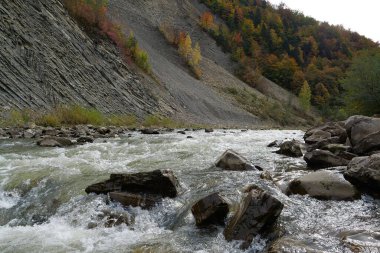 Prut nehri ve dağ, Yaremche, Ukrayna 'da katlanır. Yaremche kıvrımları olarak bilinir. Avrupa' nın en büyük Stryi oluşumu. Burada bu oluşumun kayaları katlanmış ve kusurlu, gotik ya da simgesel tiplerdir.