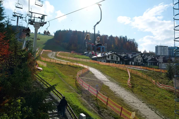Bukovel Ukraine Oktober 2022 Menschen Skilift Bukovel Wunderschönes Dorf Und — Stockfoto