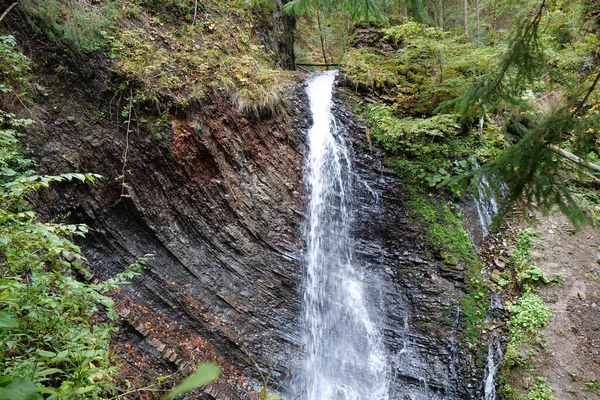 Kleine Wasserfälle Und Geologische Gebirgsfalten Den Bergen Zhenetskyi Huk Wasserfall — Stockfoto