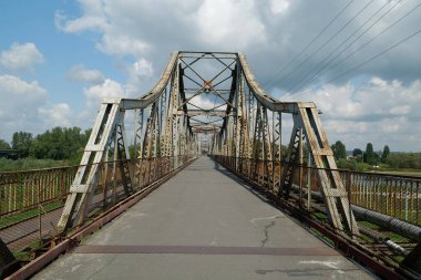 Batı Ukrayna 'nın Galich veya Halych kentindeki Dinyester Nehri' ndeki eski metal köprü.