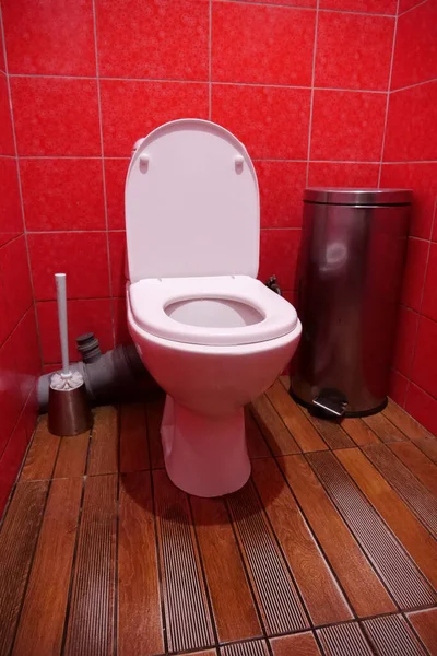 Интерьер Туалетной Комнаты Белой Унитазом Открытой Крышкой Металлической Мусорной Корзиной — стоковое фото