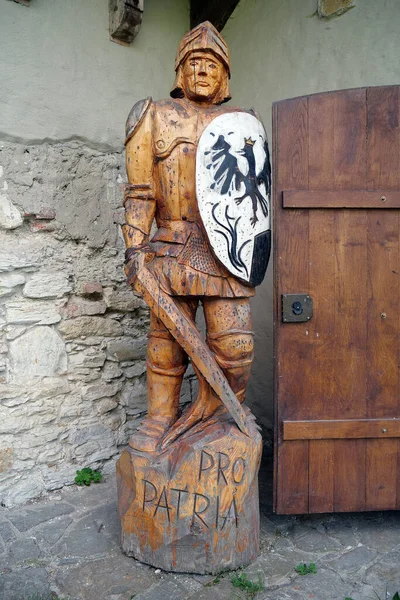 Cavaleiro Madeira Com Espada Escudo Fica Perto Entrada Castelo — Fotografia de Stock