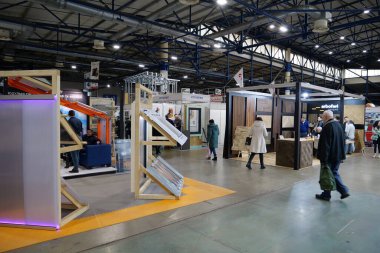 KYIV, UKRAINE, 10 Mart 2023: Uluslararası İnşaat Fuarı Inter Build Expo ve uluslararası mobilya forumu KIFF 'deki insanlar Ukrayna' nın başkenti Kyiv 'deki ana uluslararası sergi merkezinde