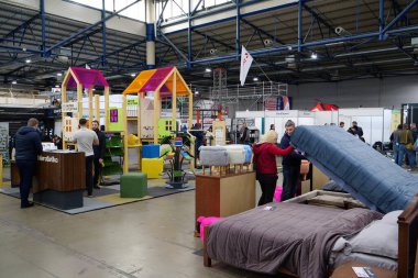 KYIV, UKRAINE, 10 Mart 2023: Uluslararası İnşaat Fuarı Inter Build Expo ve uluslararası mobilya forumu KIFF 'deki insanlar Ukrayna' nın başkenti Kyiv 'deki ana uluslararası sergi merkezinde