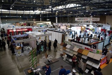 KYIV, UKRAINE, 10 Mart 2023: Uluslararası İnşaat Fuarı Inter Build Expo ve uluslararası mobilya forumu KIFF 'deki insanlar Ukrayna' nın başkenti Kyiv 'deki ana uluslararası sergi merkezinde