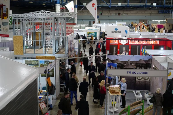 KYIV, UKRAINE, 10 Mart 2023: Uluslararası İnşaat Fuarı Inter Build Expo ve uluslararası mobilya forumu KIFF 'deki insanlar Ukrayna' nın başkenti Kyiv 'deki ana uluslararası sergi merkezinde