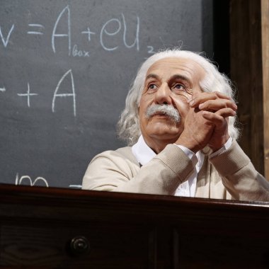 BUKOVEL, UKRAINE, ECTOBER 13, 2022: Dünyaca ünlü bilim adamı, teorik fizikçi, Nobel ödüllü, izafiyet teorisinin yaratıcısı, masada oturan Albert Einstein