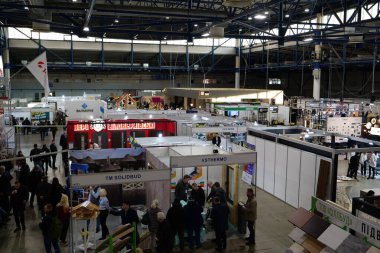 KYIV, UKRAINE, 10 Mart 2023: Uluslararası İnşaat Fuarı Inter Build Expo ve uluslararası mobilya forumu KIFF 'deki insanlar Ukrayna' nın başkenti Kyiv 'deki ana uluslararası sergi merkezinde
