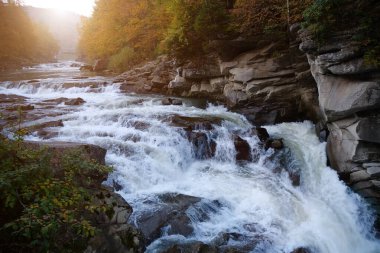 Prut Nehri 'nde Probiy Şelalesi, Yaremche City, batı Ukrayna. Ukrayna Karpatlarının en güzel ve güçlü şelalelerinden biridir.