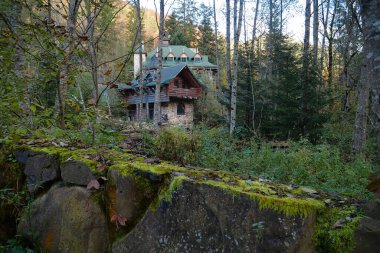 Batı Ukrayna 'daki Karpat dağlarında eski mimari