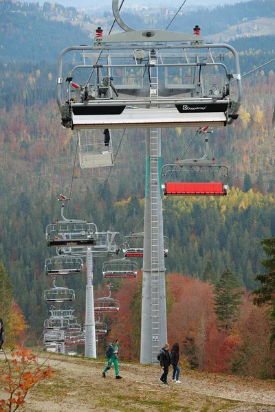 2022年10月13日 乌克兰西部喀尔巴阡山脉最大的滑雪胜地布科维尔的滑雪电梯 — 图库照片