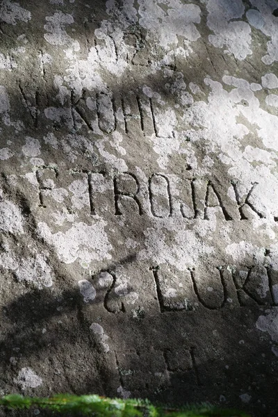 大きな石の上にポーランド語で古い碑文 ダブッシュ岩 ヤレムチェ ウクライナ西部 — ストック写真