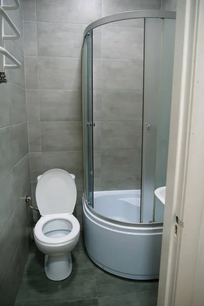 Intérieur Salle Toilettes Avec Cuvette Toilette Blanche Cabine Douche Carreaux — Photo