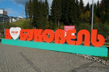 BUKOVEL, CARPATHIAN MOUNTAINS, UKRAINE, OKTOBER 13 Ekim 2022: Bukovel 'in mimarisi - Karpat Dağları' ndaki güzel köy ve en büyük kayak merkezi, Ivano-Frankivsk Oblastı, batı Ukrayna