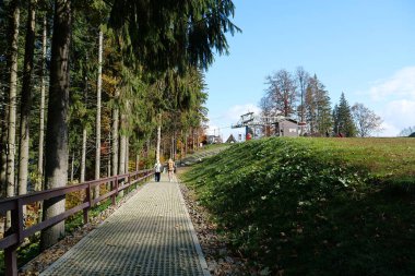 BUKOVEL, CARPATHIAN MOUNTAINS, UKRAINE, OKTOBER 13 Ekim 2022: Bukovel 'deki kayak asansörü - Karpat Dağları' ndaki güzel köy ve en büyük kayak merkezi, Ivano-Frankivsk Oblastı, batı Ukrayna