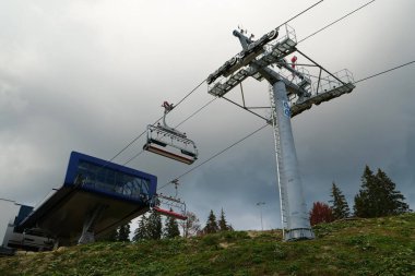 BUKOVEL, CARPATHIAN MOUNTAINS, UKRAINE, OKTOBER 13 Ekim 2022: Bukovel 'deki kayak asansörü - Karpat Dağları' ndaki güzel köy ve en büyük kayak merkezi, Ivano-Frankivsk Oblastı, batı Ukrayna