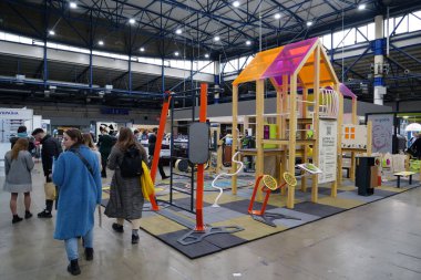 KYIV, UKRAINE, 10 Mart 2023: Uluslararası İnşaat Fuarı Inter Build Expo ve uluslararası mobilya forumu KIFF 'deki insanlar Ukrayna' nın başkenti Kyiv 'deki ana uluslararası sergi merkezinde