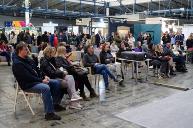 KYIV, UKRAINE, 10 Mart 2023: Uluslararası İnşaat Fuarı Inter Build Expo ve uluslararası mobilya forumu KIFF 'deki insanlar Ukrayna' nın başkenti Kyiv 'deki ana uluslararası sergi merkezinde