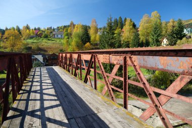 Ukrayna 'nın batısındaki Vorokhta şehrinde demiryolu üzerinde eski metal köprü.